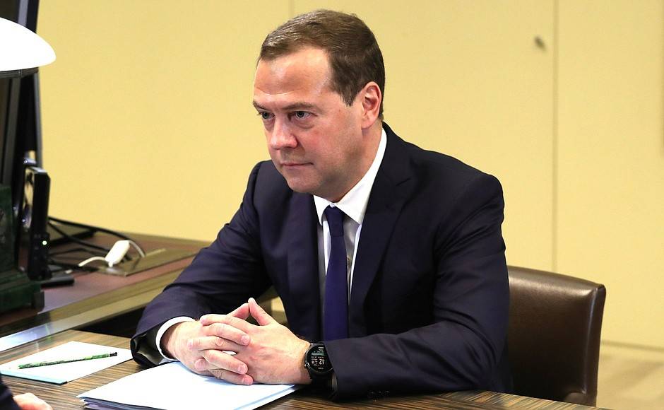 Спасение утопающего: эксперты о том, зачем Медведев дает новые обещания