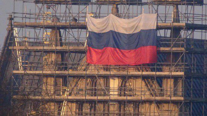 Огромный флаг России на соборе в Солсбери напомнил британцам о «новичке»