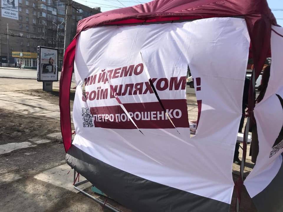 «Неизвестные» в Одессе, крушат агитационные палатки Порошенко