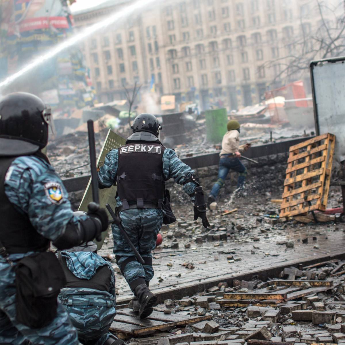 «Студенты» «выносили» «Беркут»: появились новые данные о «мирном» Майдане