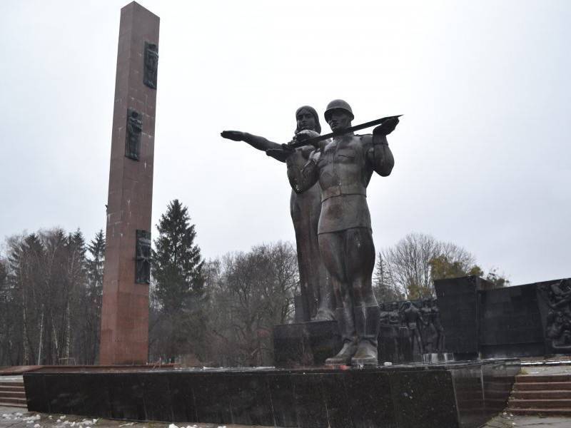 Слишком крепкий: на Украине три дня не могли снести Монумент славы