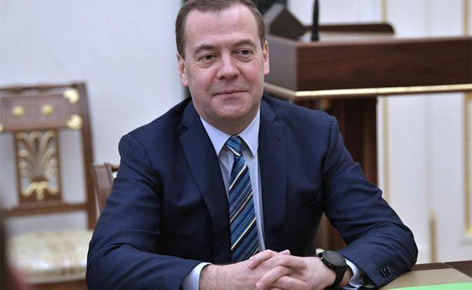 Всё те же грабли: Медведев уже готов признать Порошенко