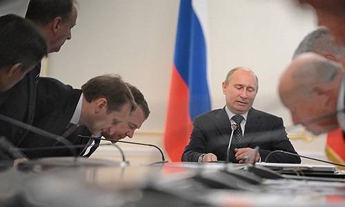Почему поддержка 100 тысяч высших лиц для Путина важней обиды миллионов Почему поддержка 100 тысяч высших лиц для Путина важней обиды миллионов