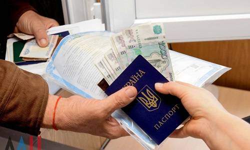 Крымчане кинулись приобретать украинские паспорта. С какого перепугу?