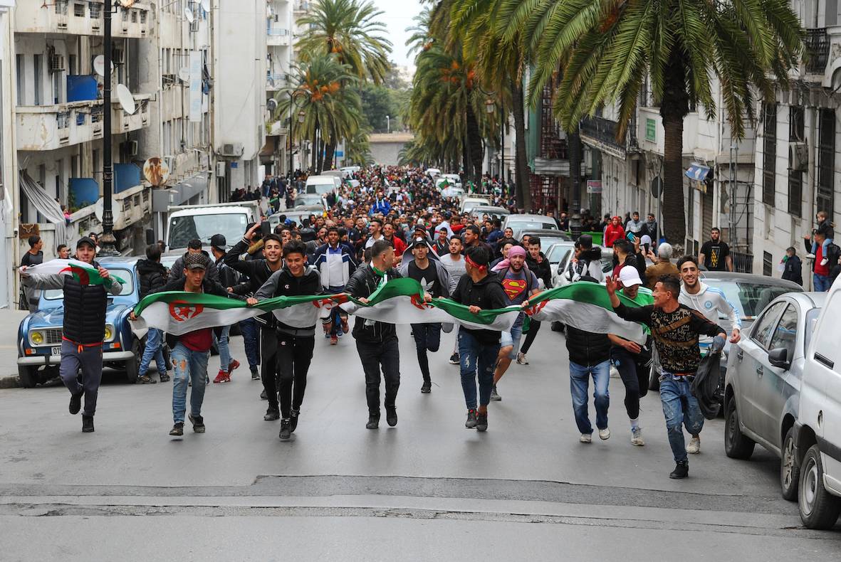 Народ Алжира: "У них миллионы, а нас миллионы!"