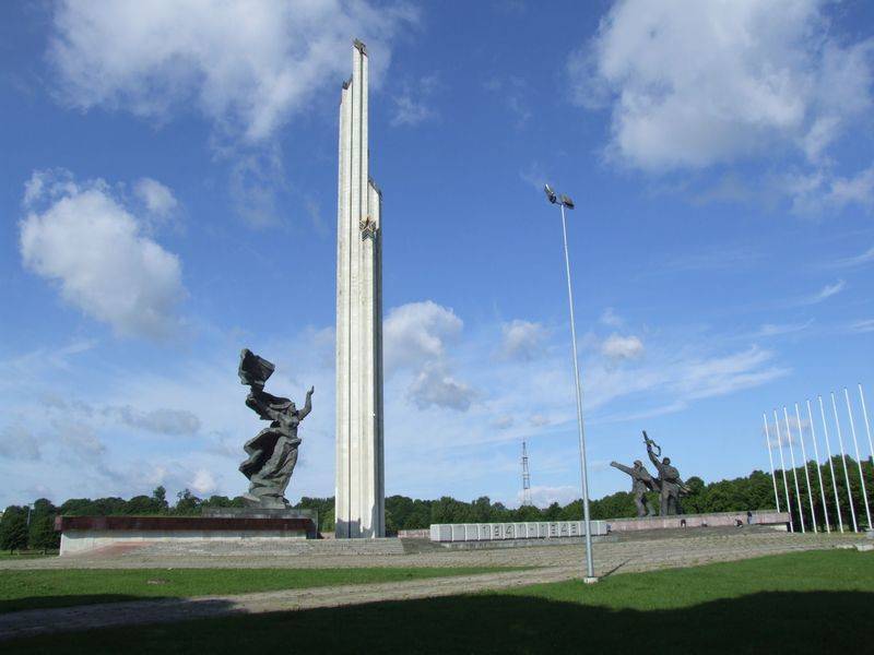 Скандал с памятником в Риге: Латвия ждет, когда русских не останется