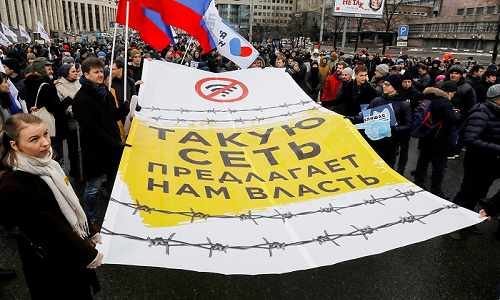 Песков отчасти поддержал митинг за свободу Интернета. Полиция – нет…
