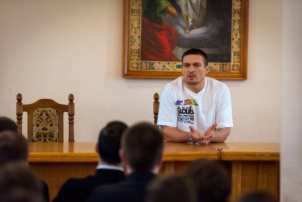 Александр Усик – киевским семинаристам: не бить людей, а защищать слабых