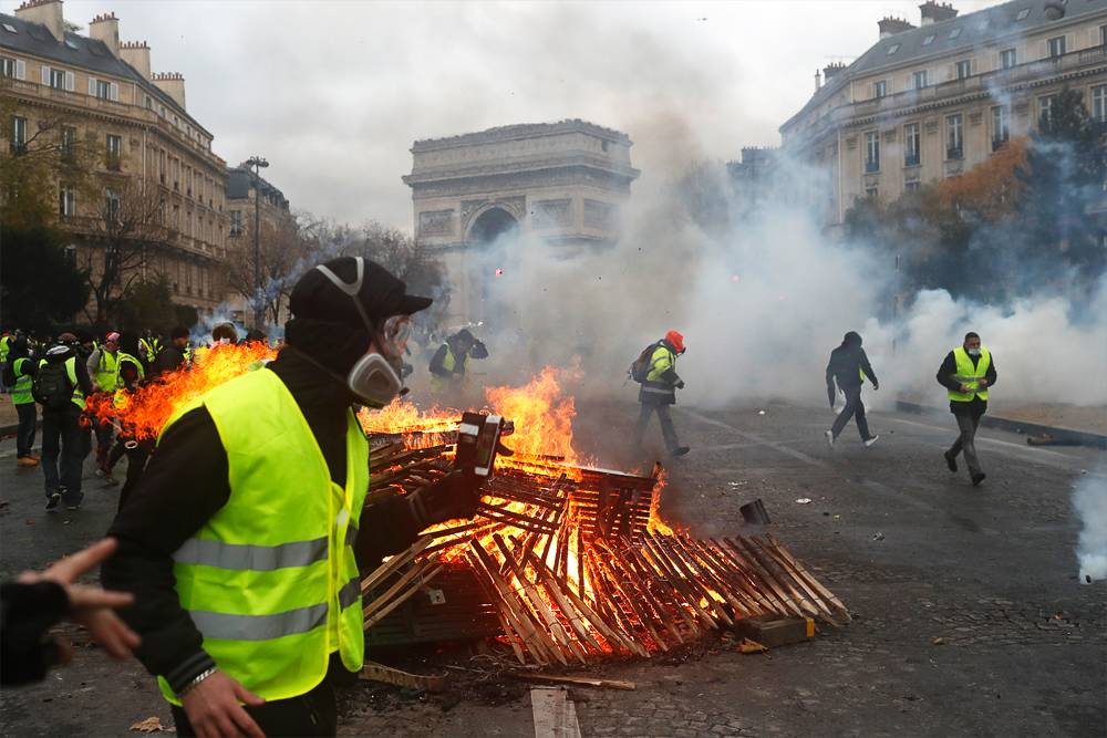Акция «желтых жилетов» в Париже переросла в беспорядки