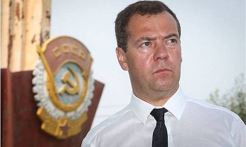 Премьер Медведев разрешает нам не стыдиться советских успехов…