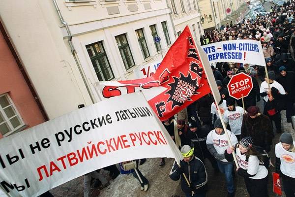Недоверие русских растет: Латвия оказалась на пороге масштабного конфликта Недоверие русских растет: Латвия оказалась на пороге масштабного конфликта
