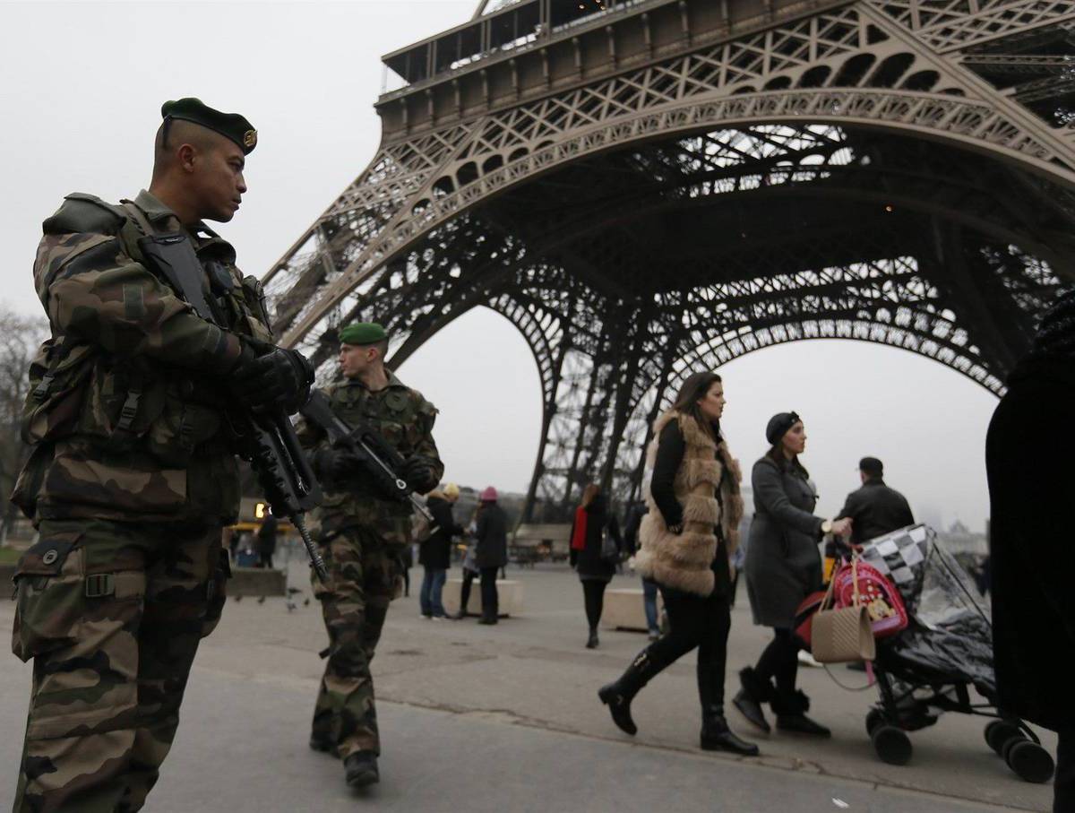 На улицы Парижа выводится армия