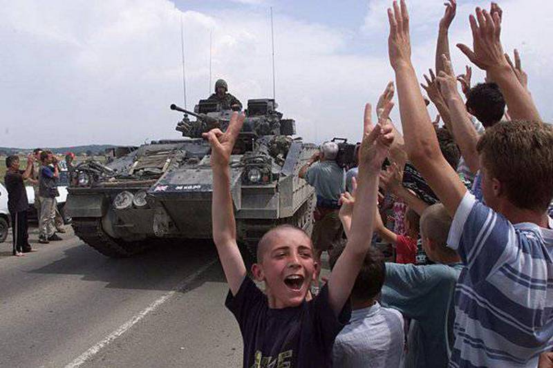 Нато 99 год. Косово 1999 десантники Приштина. НАТО 1999 Приштина. 12 Июня 1999 Приштина. Марш-бросок на Приштину 1999.
