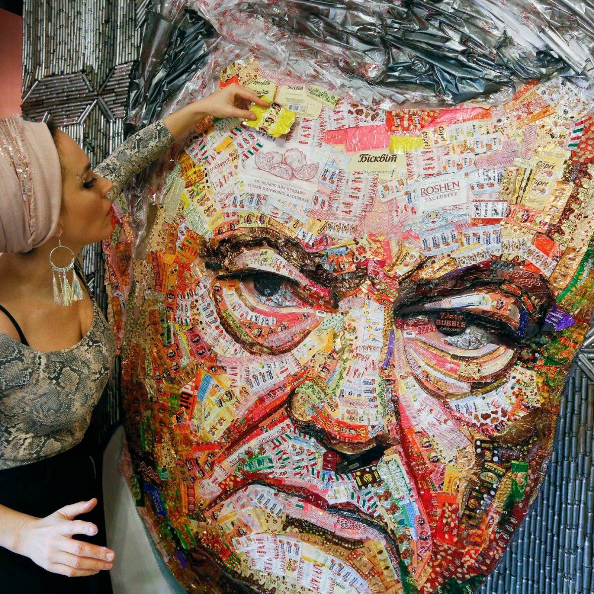 "Лицо коррупции": художница сделала портрет Порошенко из фантиков от конфет