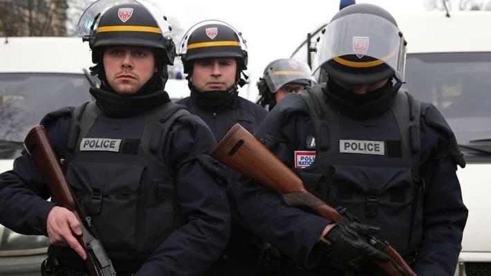 Власти Франции проигрывают монополию на насилие клоунам