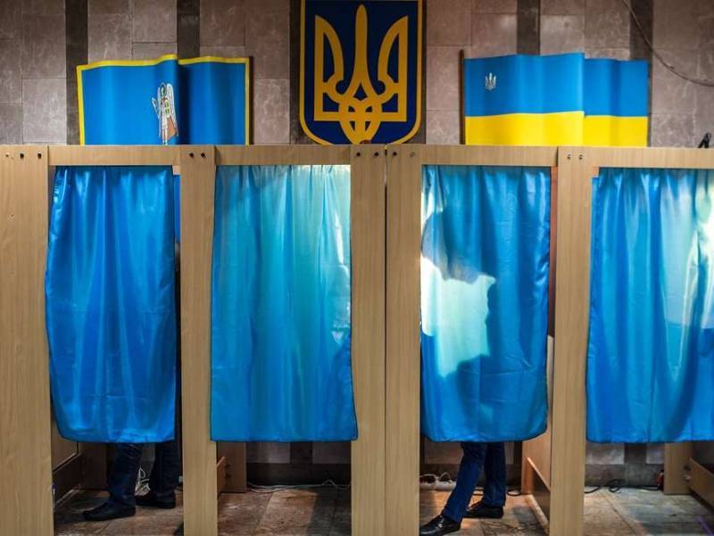 ЧП на выборах президента Украины: в кабинки бросили «коктейль Молотова»