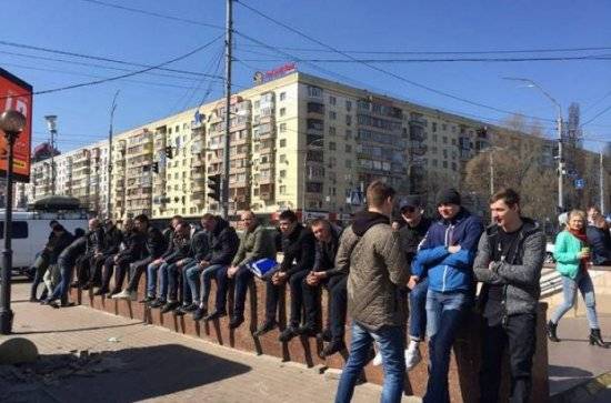 В Киеве несколько десятков человек пикетируют здание ЦИК
