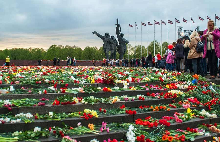 Борьба с Днём Победы в Латвии: на очереди ветераны и монумент Освободителям