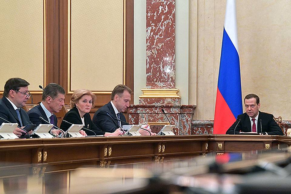 Дорогое наше правительство: Денег у министров Медведева — куры не клюют