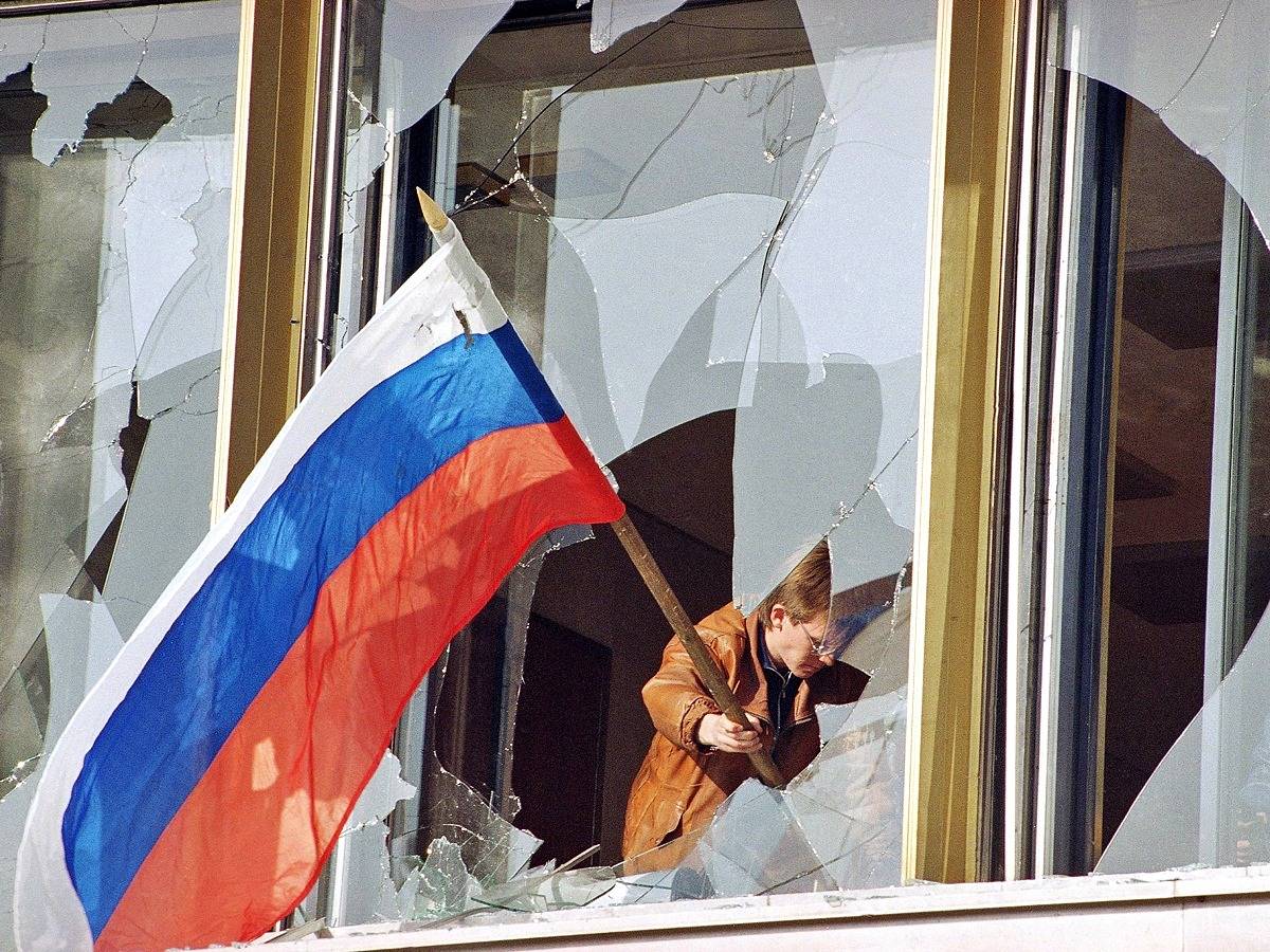 «Вопиющая ситуация»: вывешенный в Риге флаг РФ возмутил местную латвийку