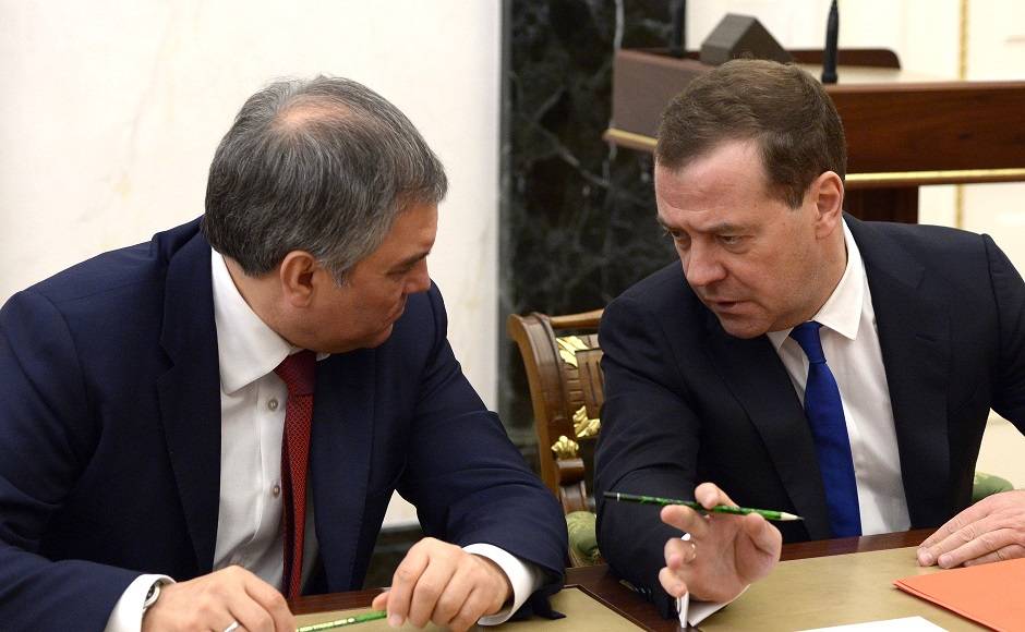 Медведев спас Путина от Володина: эксперты об обострении борьбы элит