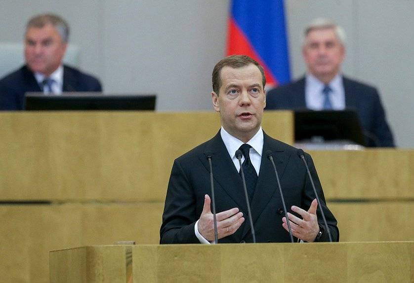 Без сенсаций: почему депутаты пощадили Медведева за провальные реформы?