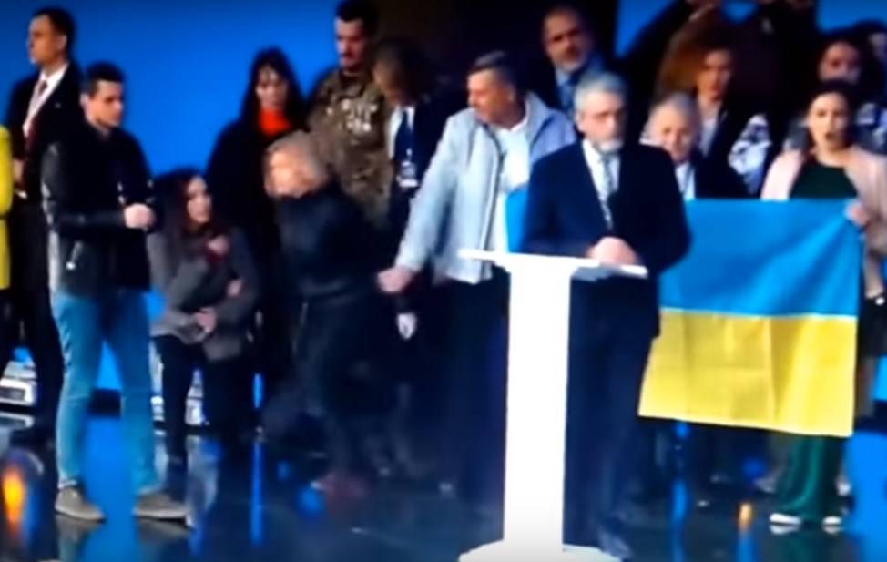 Появилось видео, как Геращенко с разбегу падает на колени во время дебатов