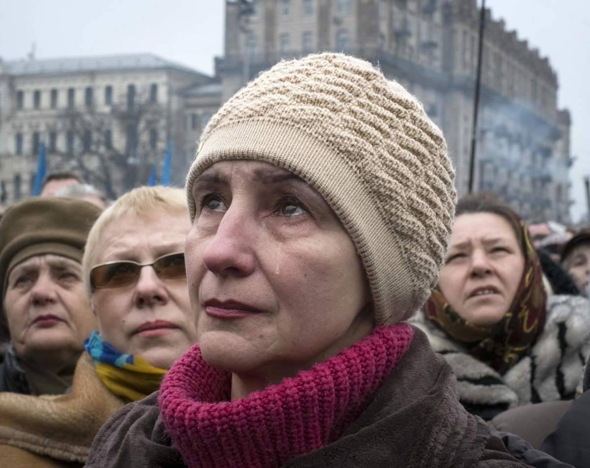 Слезы майдана. Женщины плачущие на Украине. Россияне плачут.