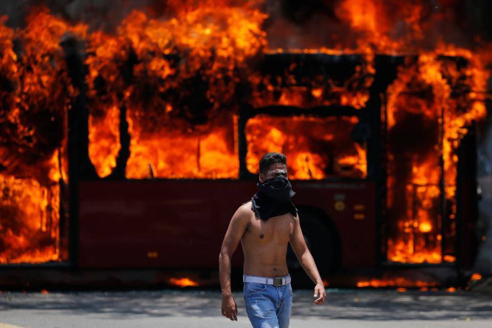 Мятеж военных в Венесуэле вылился в хаос