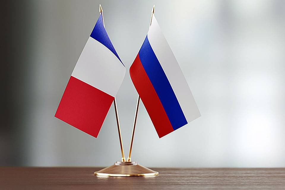 Россия требует расследовать избиение российской журналистки в Париже