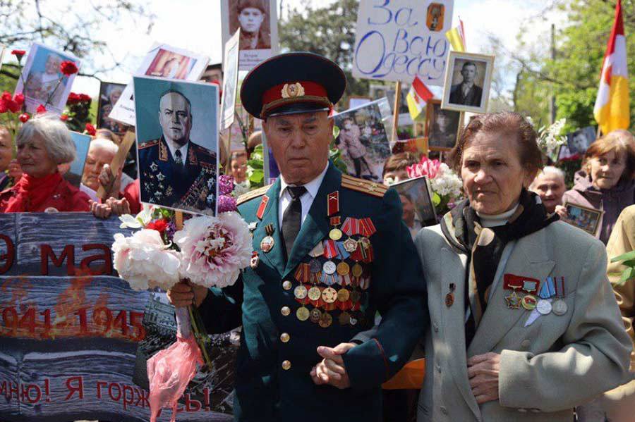 «Бессмертный полк» в Одессе против националистов с портретами фашистов