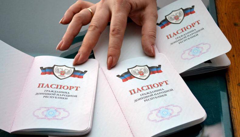 Украинцы кинулись получать паспорта "официально проклинаемых" ЛДНР