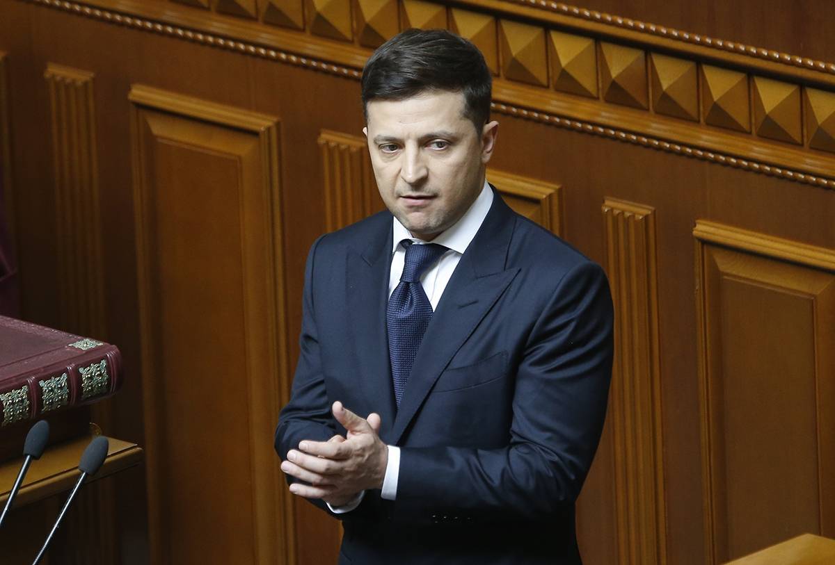 Зеленский с ходу вступил в схватку за реальную власть на Украине