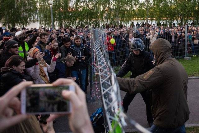 Варвары громят ограды и поднимают флаги "уральской республики"