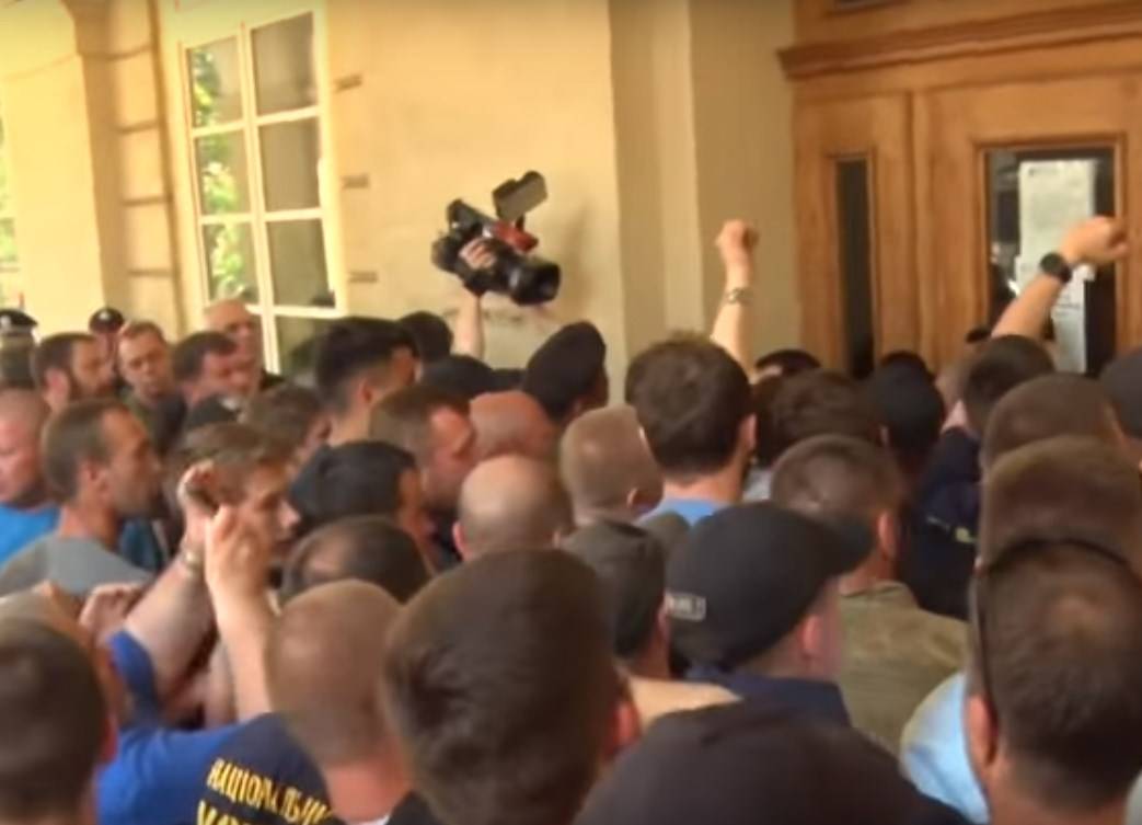 Националисты взяли штурмом мэрию Львова