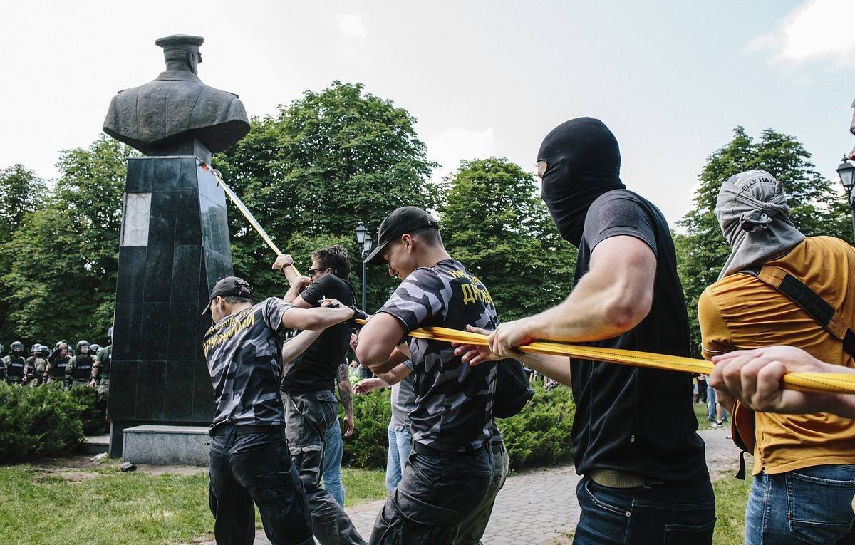 «Харьковский» Жуков: трусость Зеленского и безнаказанность радикалов