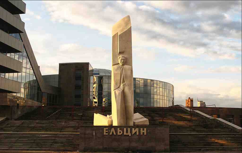 Памятник Ельцину отмыли