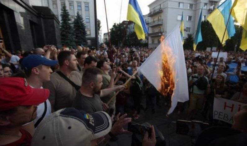 Планы по снятию блокады с ЛДНР спровоцировали волну беспорядков в Киеве