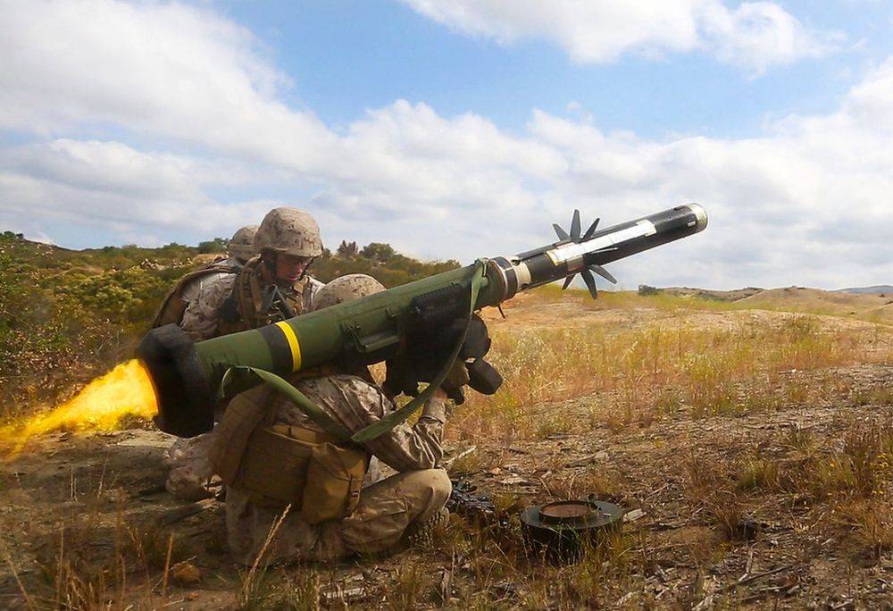 Волкер: Украине следует покупать оружие в США