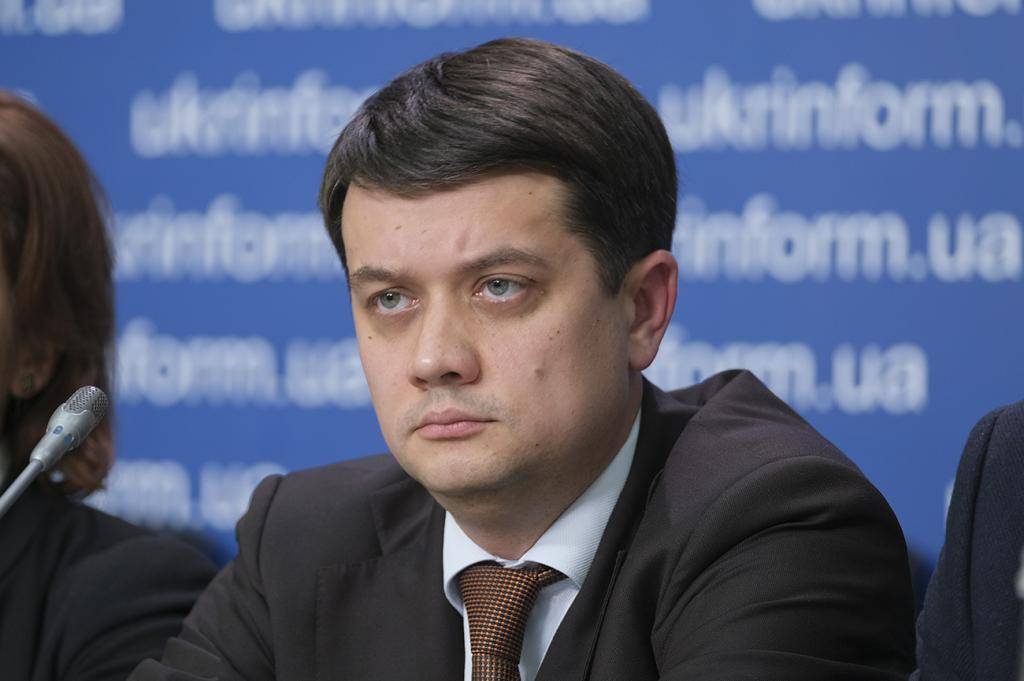 Глава партии Зеленского Разумков пообещал вернуть на Донбасс флаги Украины