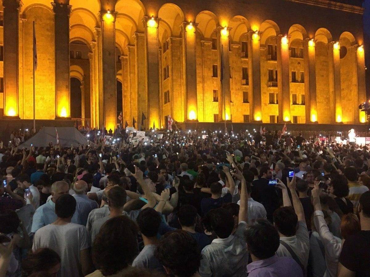 Массовые протесты захлестнули Грузию: чем обернулась попытка госпереворота Массовые протесты захлестнули Грузию: чем обернулась попытка госпереворота