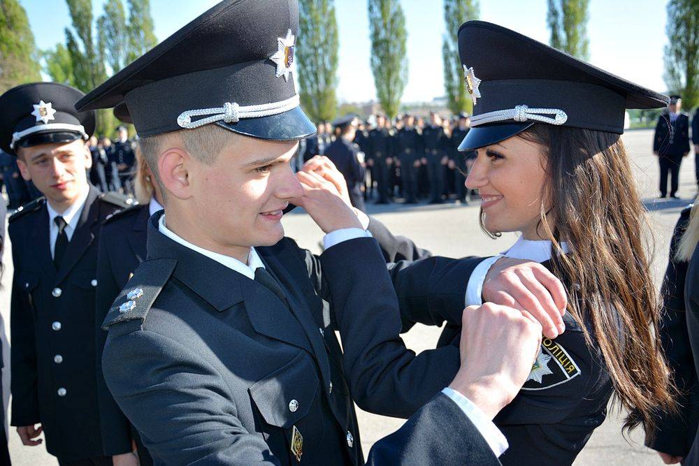 Украинские «патриоты» затравили полицейских за танцы под российскую песню