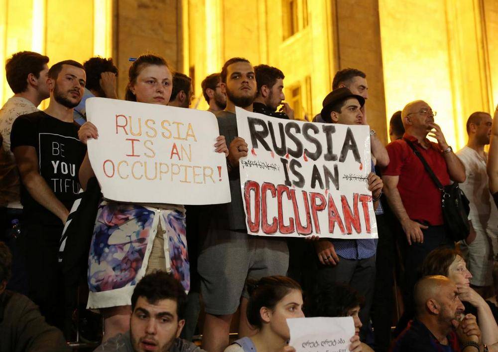 Протестующие в Тбилиси прошлись по изображению президента России
