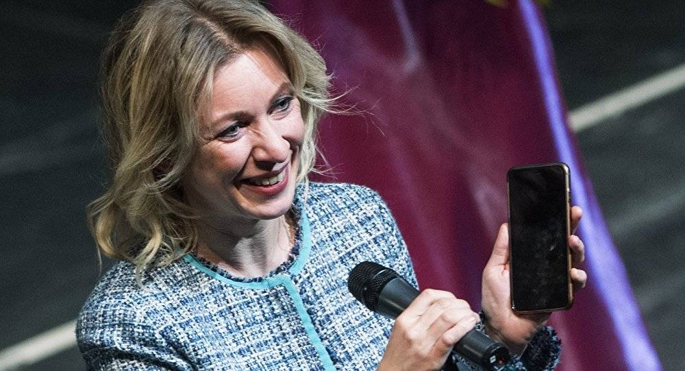 Захарова посмеялась над Зеленским, узнающим информацию о МИД из Интернета Захарова посмеялась над Зеленским, узнающим информацию о МИД из Интернета