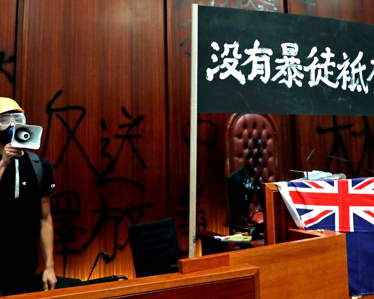 Англосаксы решили «забрать» Гонконг у Китая