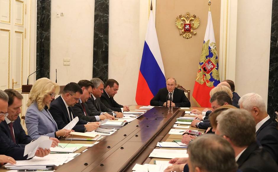 Упрек Медведеву: Путин просит правительство ускорить реализацию нацпроектов