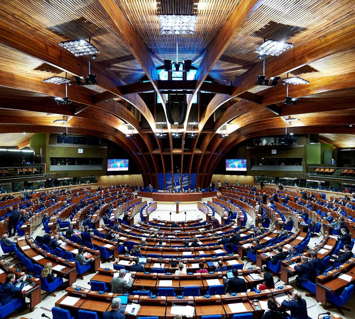 Совет европы оон. Зал заседаний парламентской Ассамблеи совета Европы в Страсбурге. Страсбург штаб совета Европы. Флаг парламентской Ассамблеи совета Европы. Европейский совет.