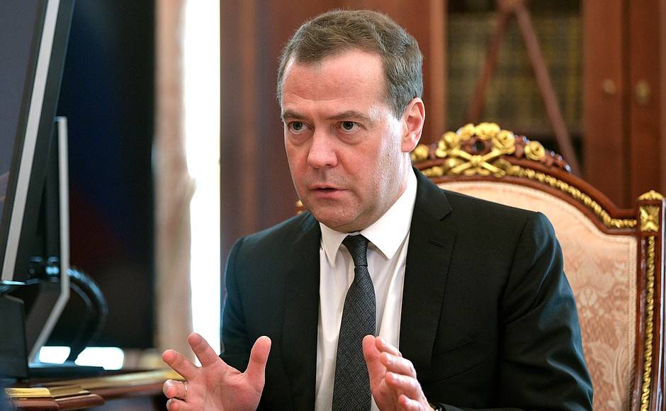Внятных сигналов нет: Медведев о внешней политике Зеленского