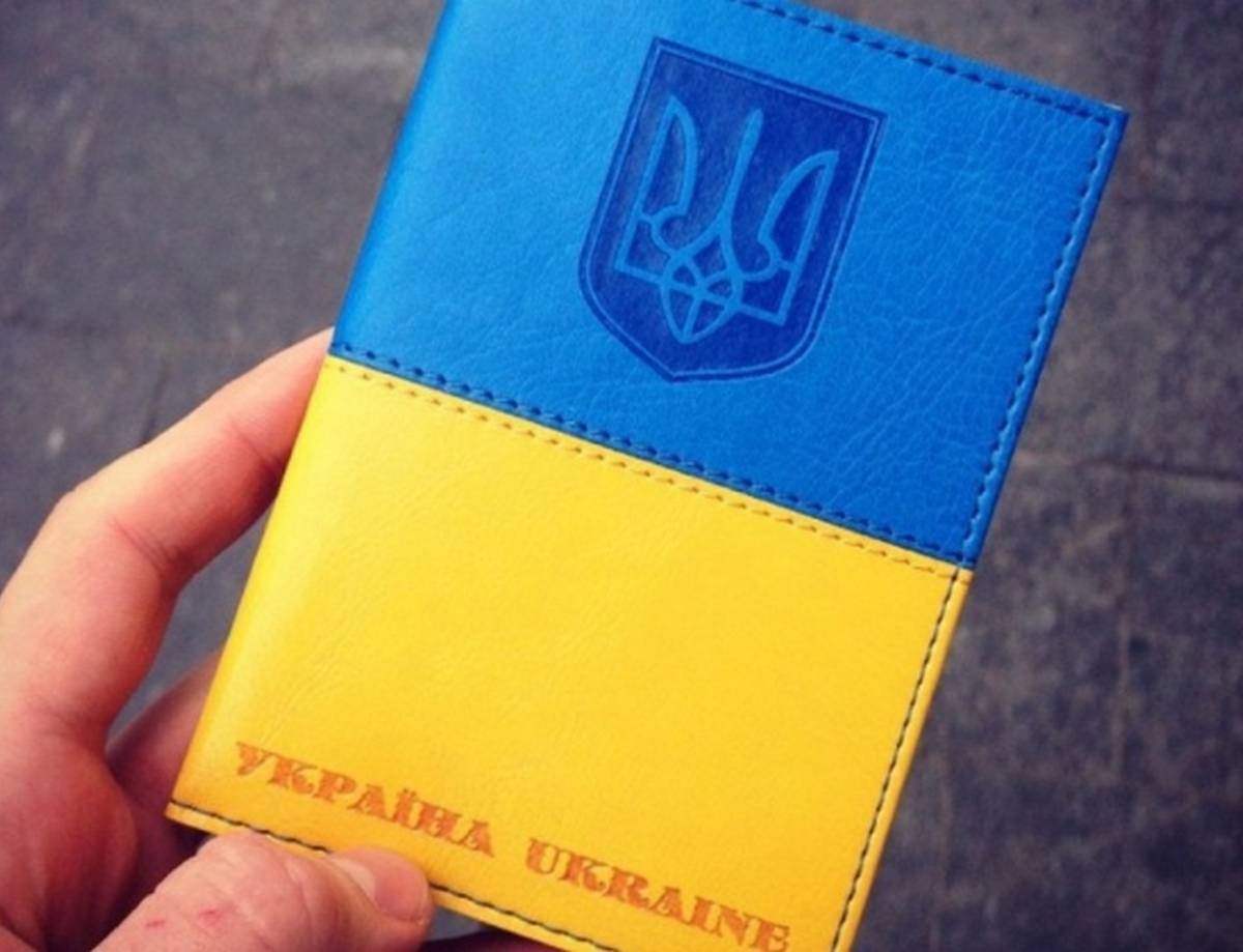 Найдите 14 отличий: кому выдает свои паспорта Россия, а кому – Украина