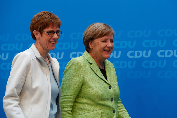 Меркель подводит Крамп-Карренбауэр к канцлерству